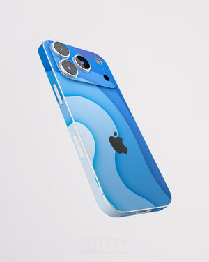 Skin premium para iPhone con diseño Flux Abyss, vista lateral flotante y acabado mate