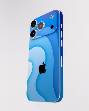 Skin premium para iPhone diseño Flux Abyss, vista frontal inclinada con textura mate