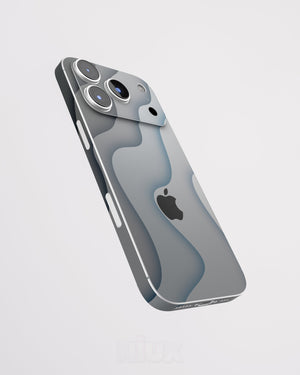Skin premium para iPhone con diseño Flux Fog, vista lateral flotante y acabado mate