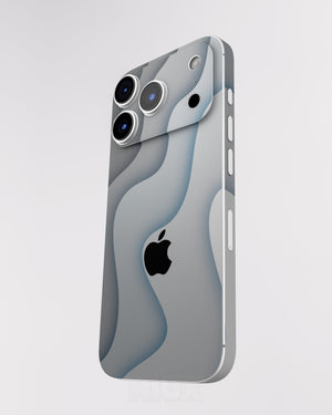 Skin premium para iPhone diseño Flux Fog, vista frontal inclinada con textura mate