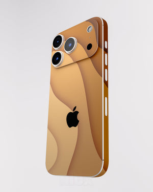 Skin premium para iPhone diseño Flux Sienna, vista frontal inclinada con textura mate