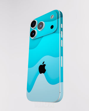 Skin premium para iPhone diseño Flux Tide, vista frontal inclinada con textura mate