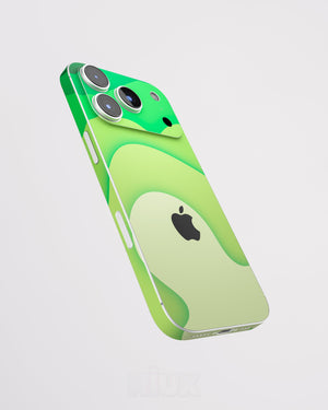 Skin premium para iPhone con diseño Flux Verde Terra, vista lateral flotante y acabado mate